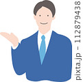 案内する男性 112879438