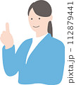 上を向いて指を指す女性のベクターイラスト 112879441