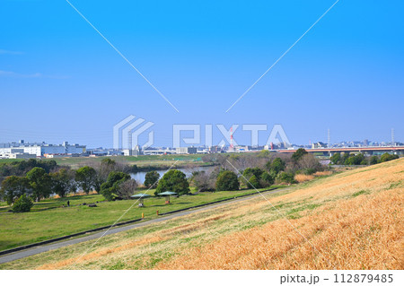 荒川運動公園付近の土手からの眺め　上流笹目橋方面　春の風景 112879485