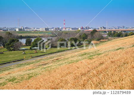 荒川運動公園付近の土手からの眺め 上流笹目橋方向 春の風景 荒川運動公園付近の土手からの眺め 上流笹目橋方向 春の風景 112879489