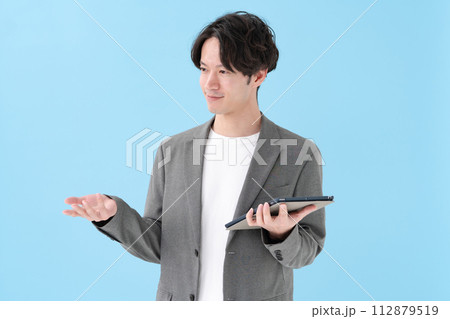 タブレットを持って話す男性 112879519