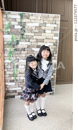 スタジオで撮影をする小学生姉妹 スタジオで撮影をする小学生姉妹 112879577