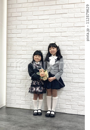 花束を持つ姉妹 112879629