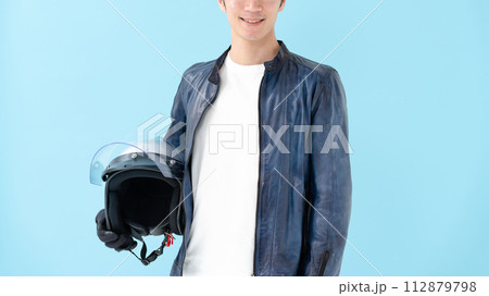 ヘルメットを持つ男性ライダー ヘルメットを持つ男性ライダー 112879798