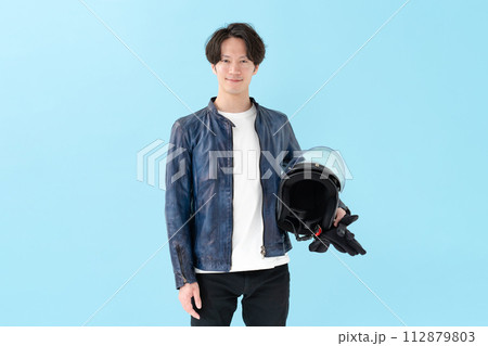 ヘルメットを持つ男性ライダー 112879803