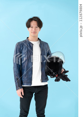 ヘルメットを持つ男性ライダー ヘルメットを持つ男性ライダー 112879804