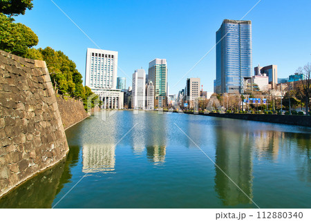 皇居 日比谷濠から観る冬の東京ミッドタウン日比谷 112880340