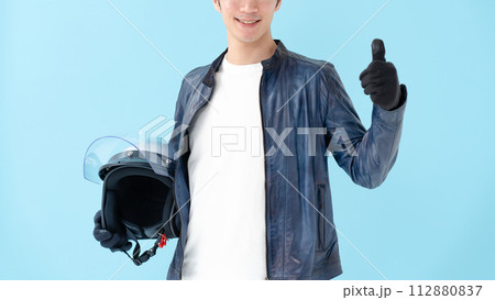 ヘルメットを持ってガッツポーズをする男性 ヘルメットを持ってガッツポーズをする男性 112880837