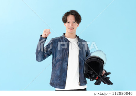 ヘルメットを持ってガッツポーズをする男性 112880846