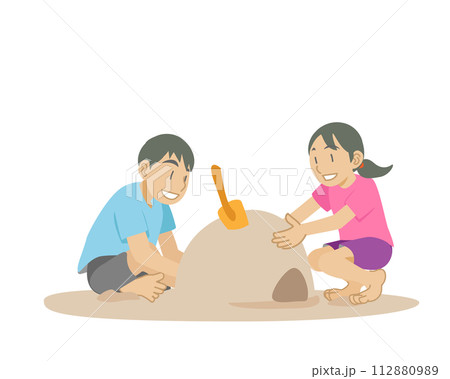ビーチで砂遊びをする兄と妹のイラスト 112880989