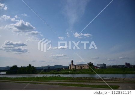 石狩川の河川敷の風景 112881114
