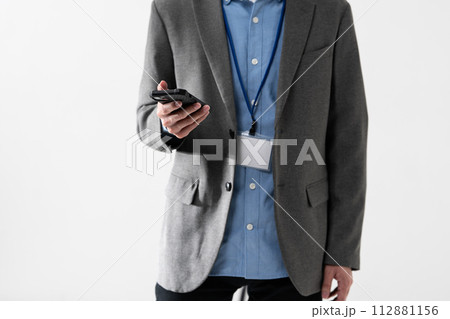 スマホを持つ男性 スマホを持つ男性 112881156