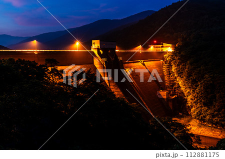 神浦ダムの夜明け　【長崎市】 112881175