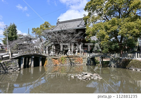 笠寺観音仁王門と放生池 112881235