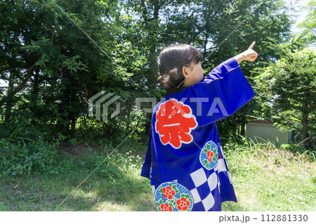 お祭りのはっぴを着た女の子 お祭りのはっぴを着た女の子 112881330
