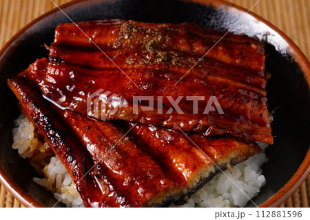 鰻丼 鰻の蒲焼 鰻丼 鰻の蒲焼 112881596
