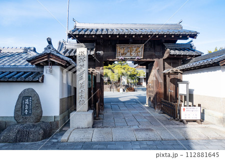赤穂市にある浅野家菩提寺・花岳寺の山門 112881645
