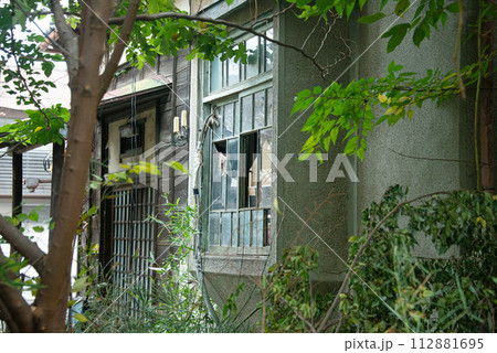 解体中の昭和の木造住宅 解体中の昭和の木造住宅 112881695