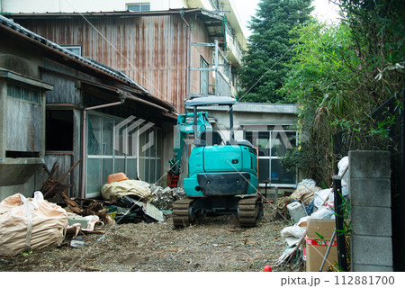 解体中の昭和の木造住宅 解体中の昭和の木造住宅 112881700