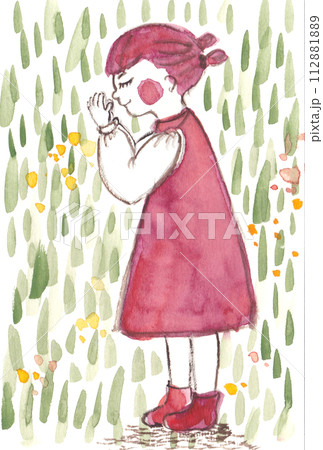 自然の中で手を合わせて祈る子ども 112881889