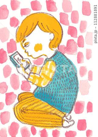 夢中になってスマホを見つめる子ども 夢中になってスマホを見つめる子ども 112881891