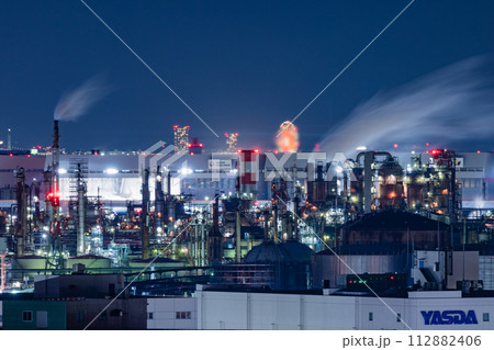 神奈川県川崎市の川崎マリエンからの工場夜景と羽田空港 神奈川県川崎市の川崎マリエンからの工場夜景と羽田空港 112882406