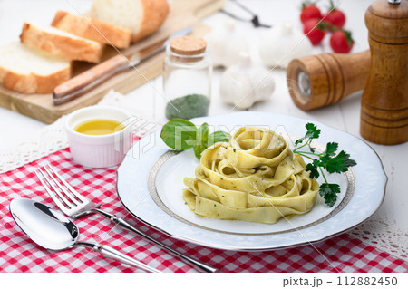 ジェノベーゼ フェットチーネ バジルを使った鮮やかなパスタ 112882450