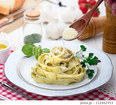 ジェノベーゼ フェットチーネ バジルを使った鮮やかなパスタ ジェノベーゼ フェットチーネ バジルを使った鮮やかなパスタ 112882453