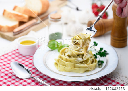 ジェノベーゼ フェットチーネ バジルを使った鮮やかなパスタ 112882458