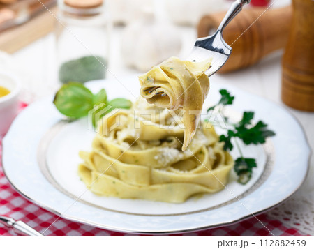ジェノベーゼ フェットチーネ バジルを使った鮮やかなパスタ ジェノベーゼ フェットチーネ バジルを使った鮮やかなパスタ 112882459