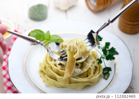 ジェノベーゼ フェットチーネ バジルを使った鮮やかなパスタ ジェノベーゼ フェットチーネ バジルを使った鮮やかなパスタ 112882460