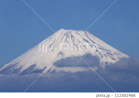 青空に映える冠雪した冠雪の富士山 112882466