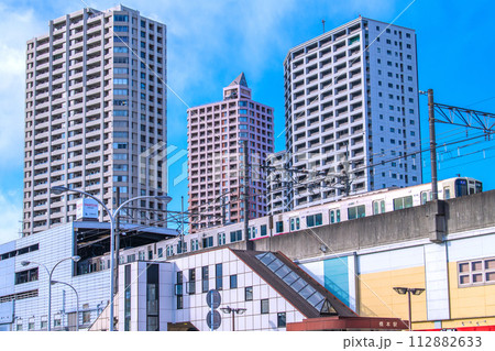 日本の相模原都市景観 橋本駅(南口)や発車した電車、駅前(北口)にそびえるタワーマンションなどを望む 日本の相模原都市景観 橋本駅(南口)や発車した電車、駅前(北口)にそびえるタワーマンションなどを望む 112882633