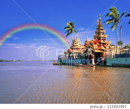 チャウッタンのイエレーパヤー寺院にかかる虹	 112882961