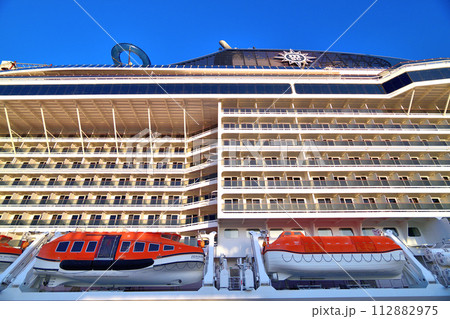 神戸ポートターミナルに停泊中の豪華客船「MSCベリッシマ」 112882975