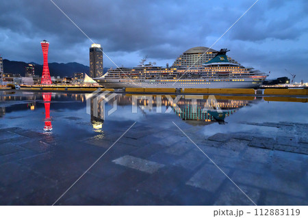 神戸中央突堤に停泊中の初入港「アルタニア」の夜景 112883119