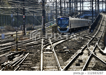 日本の横浜都市景観 長津田駅側から電車や輝くレールなどを望む　 112883287