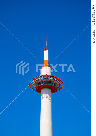 【京都風景】京都タワー まっすぐ伸びるスマートフォルム 【京都風景】京都タワー まっすぐ伸びるスマートフォルム 112883367