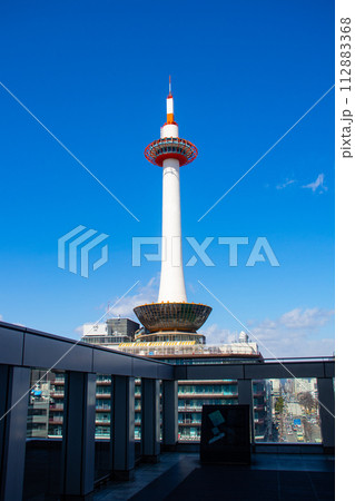 【京都風景】京都タワー まっすぐ伸びるスマートフォルム 【京都風景】京都タワー まっすぐ伸びるスマートフォルム 112883368