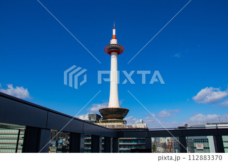 【京都風景】京都タワー　まっすぐ伸びるスマートフォルム 112883370