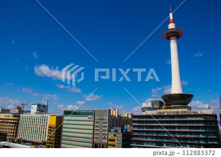 【京都風景】京都タワー まっすぐ伸びるスマートフォルム 【京都風景】京都タワー まっすぐ伸びるスマートフォルム 112883372