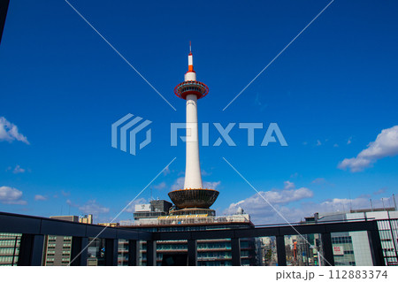 【京都風景】京都タワー まっすぐ伸びるスマートフォルム 【京都風景】京都タワー まっすぐ伸びるスマートフォルム 112883374