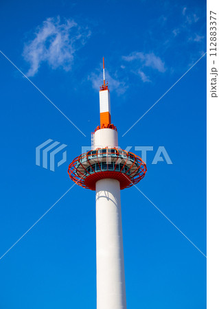【京都風景】京都タワー まっすぐ伸びるスマートフォルム 【京都風景】京都タワー まっすぐ伸びるスマートフォルム 112883377