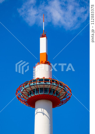【京都風景】京都タワー まっすぐ伸びるスマートフォルム 【京都風景】京都タワー まっすぐ伸びるスマートフォルム 112883378