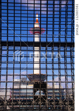 【京都風景】京都タワー まっすぐ伸びるスマートフォルム 【京都風景】京都タワー まっすぐ伸びるスマートフォルム 112883381
