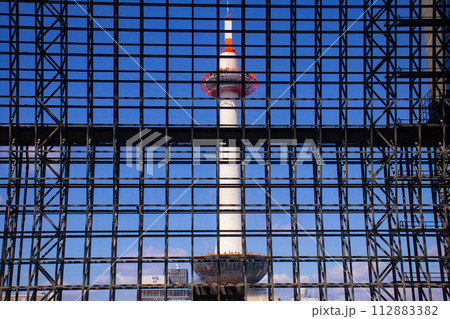 【京都風景】京都タワー　まっすぐ伸びるスマートフォルム 112883382