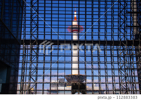 【京都風景】京都タワー　まっすぐ伸びるスマートフォルム 112883383