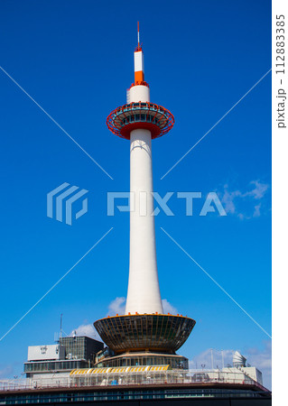 【京都風景】京都タワー まっすぐ伸びるスマートフォルム 【京都風景】京都タワー まっすぐ伸びるスマートフォルム 112883385
