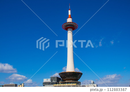 【京都風景】京都タワー　まっすぐ伸びるスマートフォルム 112883387