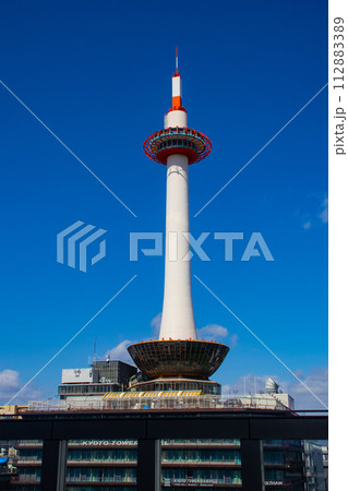 【京都風景】京都タワー　まっすぐ伸びるスマートフォルム 112883389